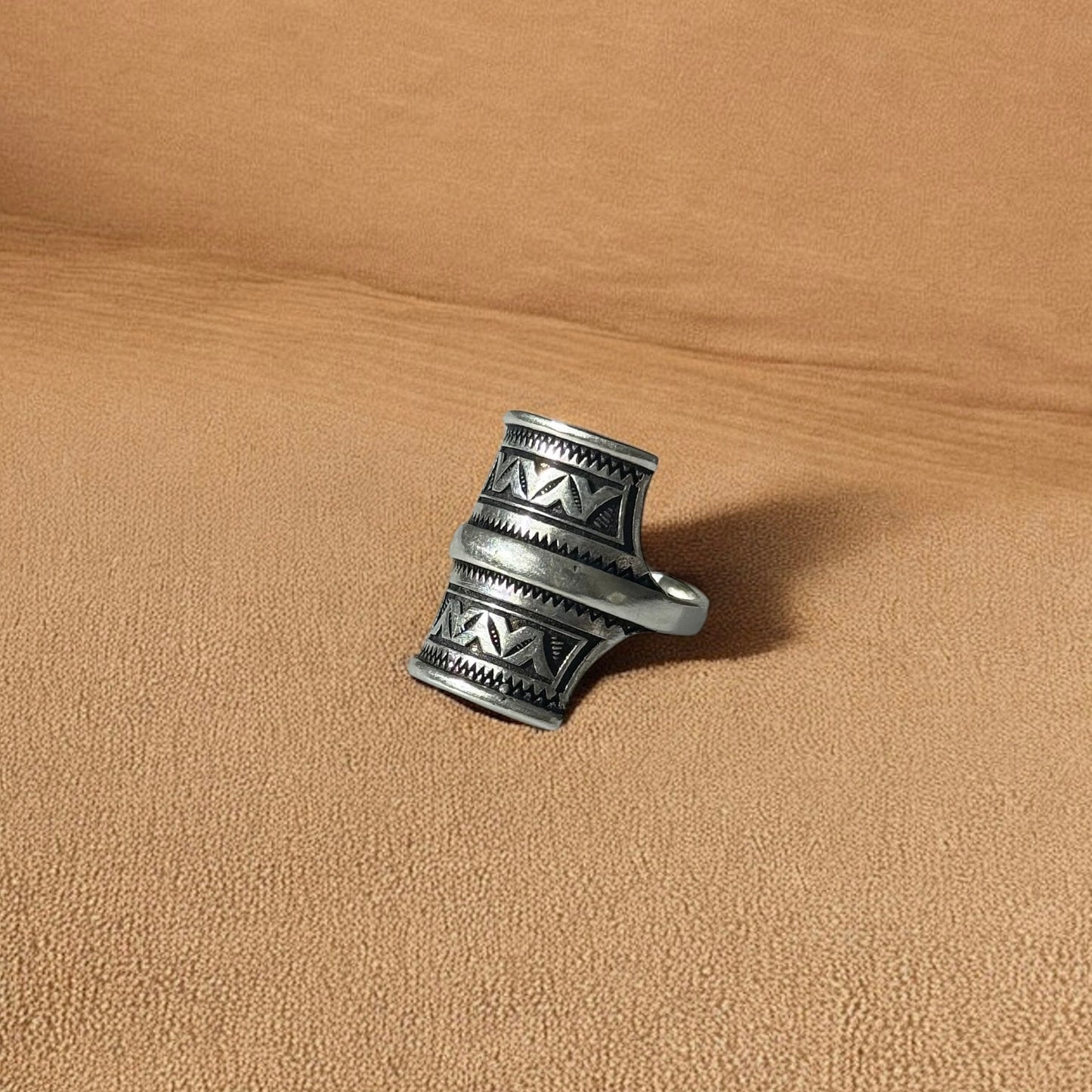 Håndlaget afrikansk ring i metall