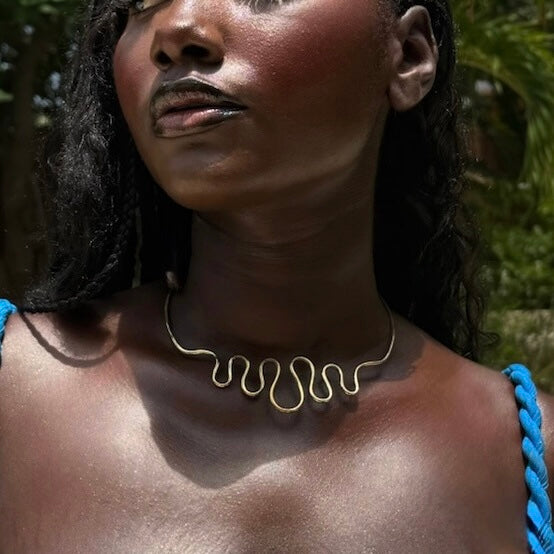 Loma - Håndlaget messinghalskjede med bølgedesign - Justerbar - Laget i Senegal