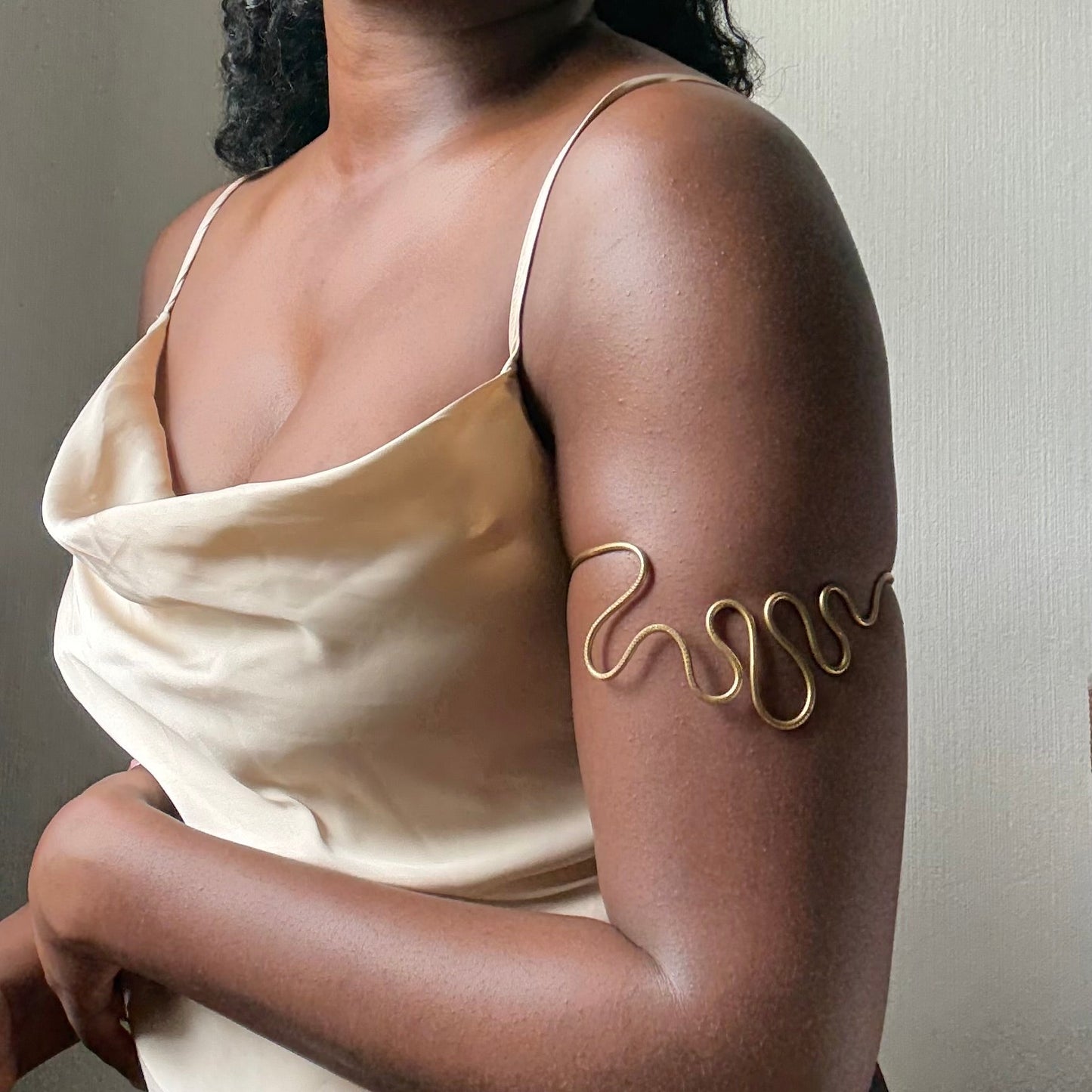 Ziga - Lett afrikansk messing choker-halskjede - Armbånd i overarmen - Håndlaget i Afrika