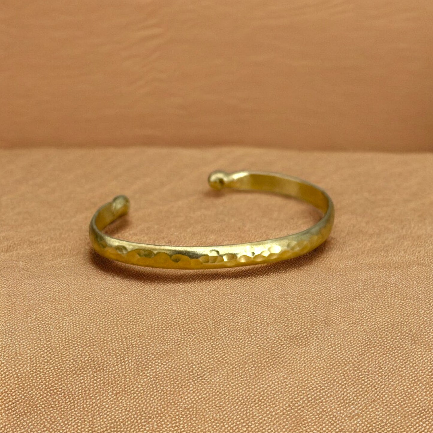 Dita - Håndlaget messingarmbånd - Justerbar - Hamret design - Laget i Senegal