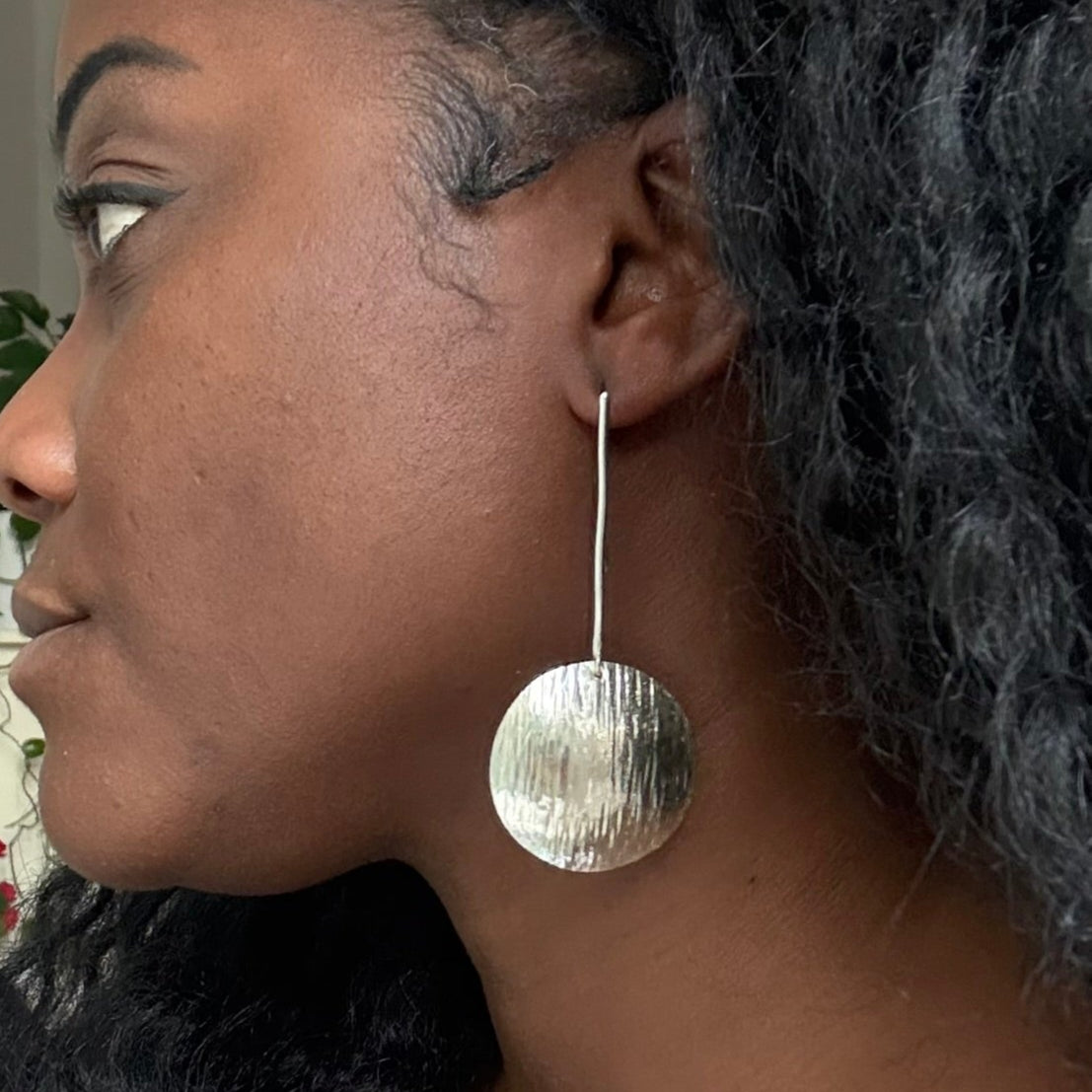 Koba - Lette håndlagde messingøreringer - Hamret design - Laget i Senegal