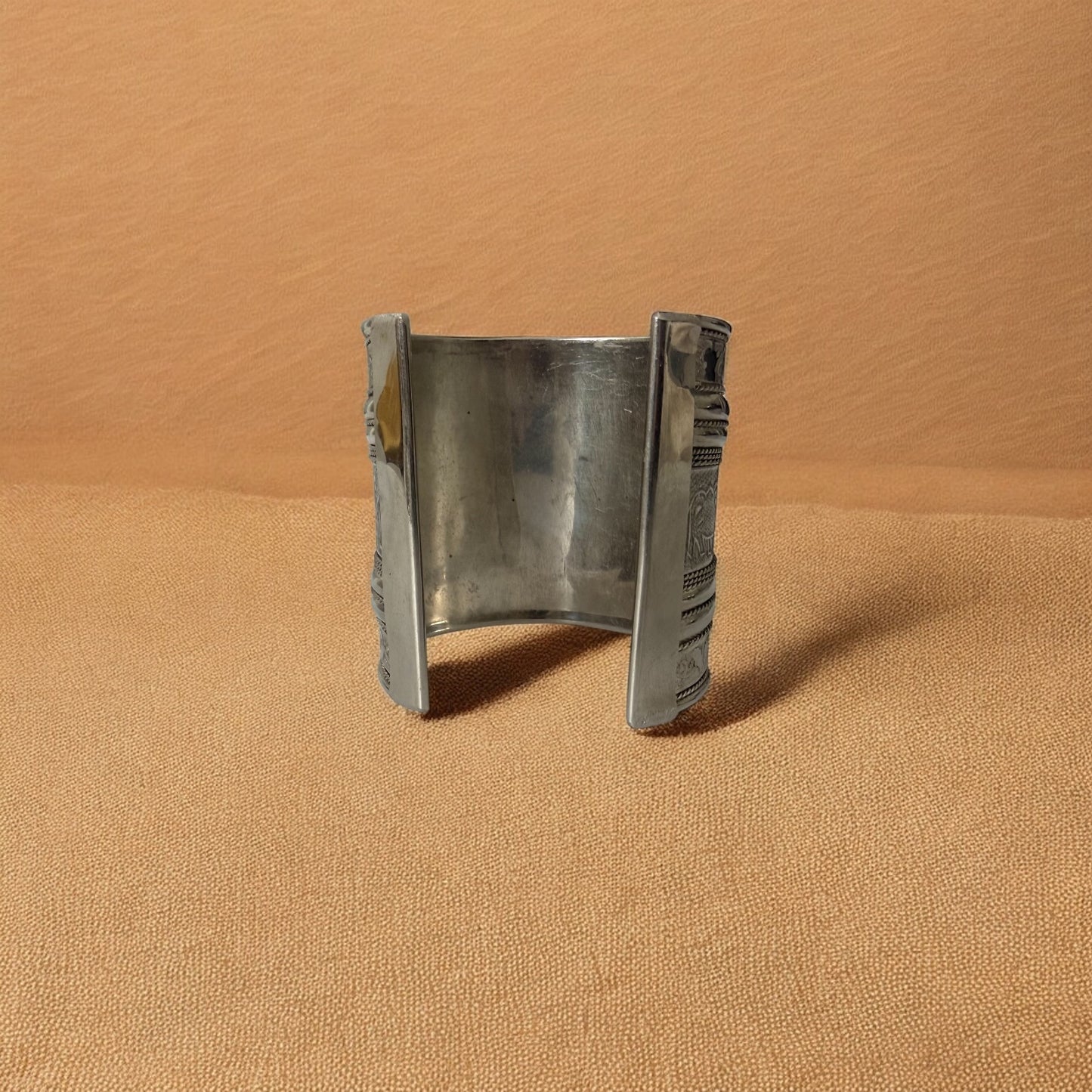 Sabu - Håndgravert afrikansk messingarmbånd