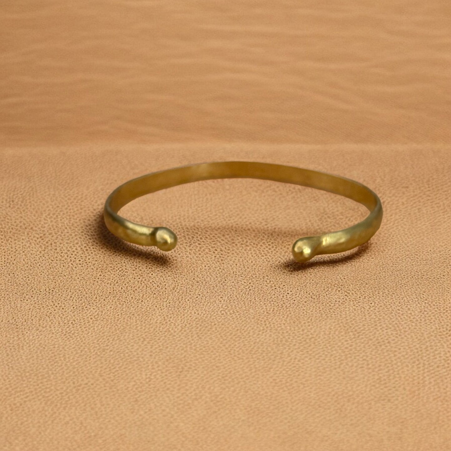 Dita - Håndlaget messingarmbånd - Justerbar - Hamret design - Laget i Senegal