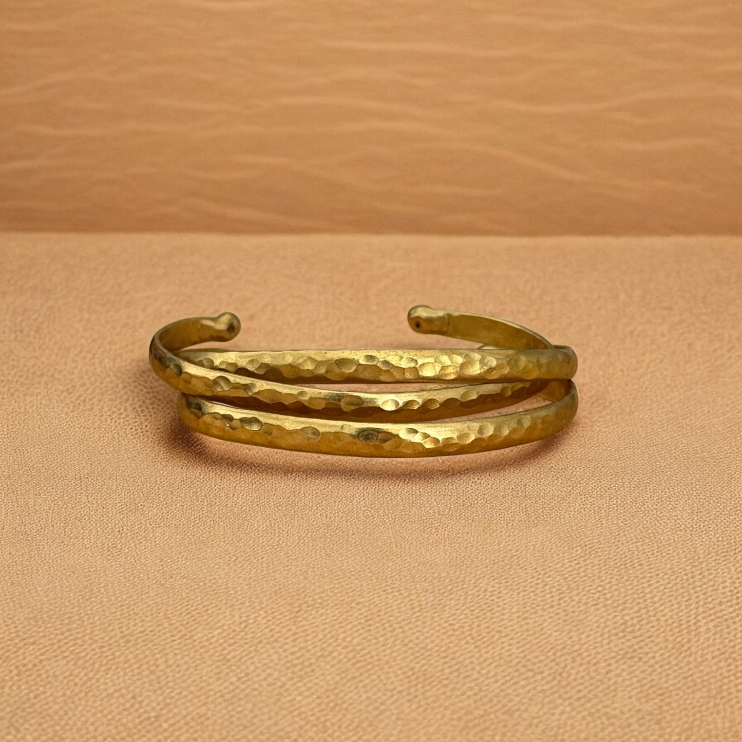 Dita - Håndlaget messingarmbånd - Justerbar - Hamret design - Laget i Senegal