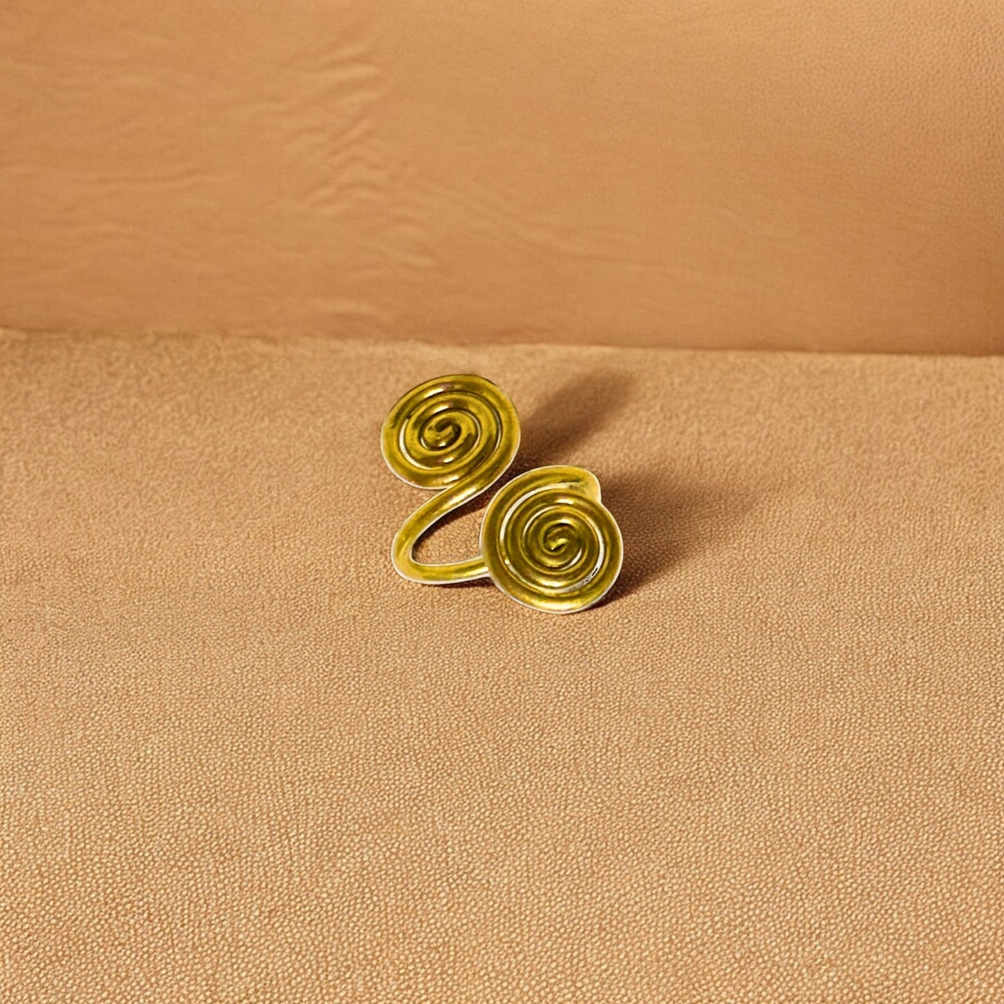 Kuru - Håndlaget spiralring - Farget messing