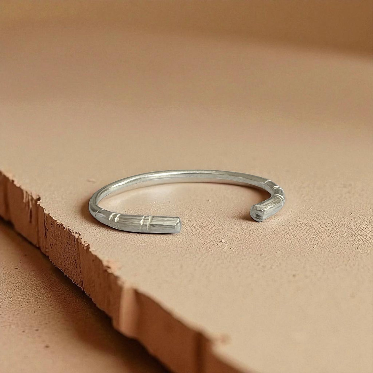 Tenga - Minimalistisk gravert messingarmbånd - Håndlaget i Afrika - Justerbar
