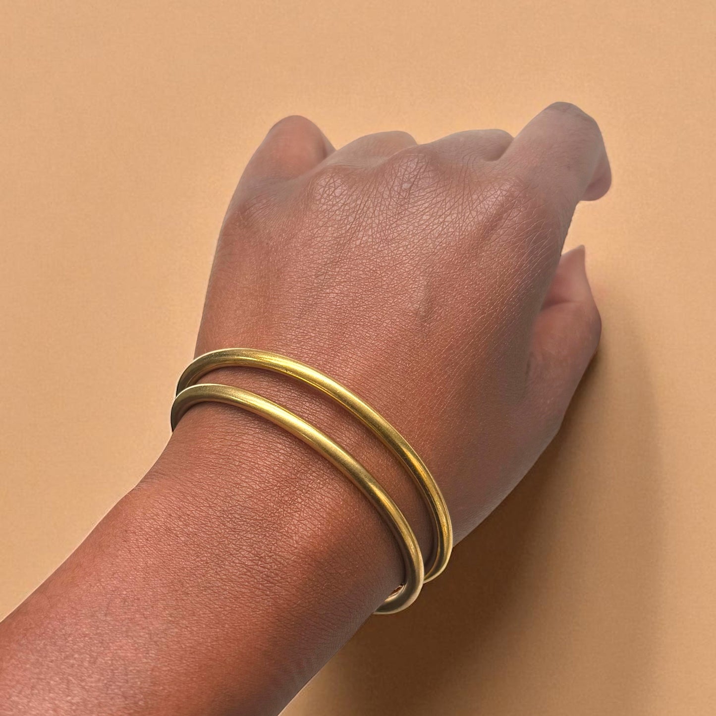 Tano - Justerbart håndlaget armbånd - Messing - Laget i Afrika