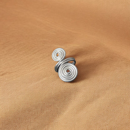 Kuru - Håndlaget spiralring - Farget messing
