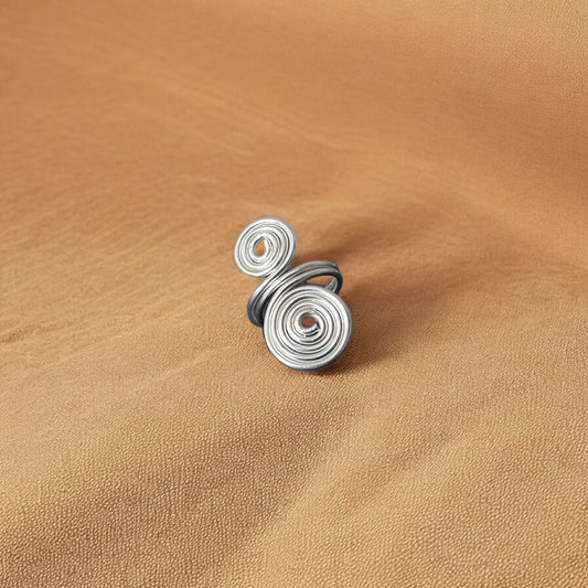 Kuru - Håndlaget spiralring - Farget messing