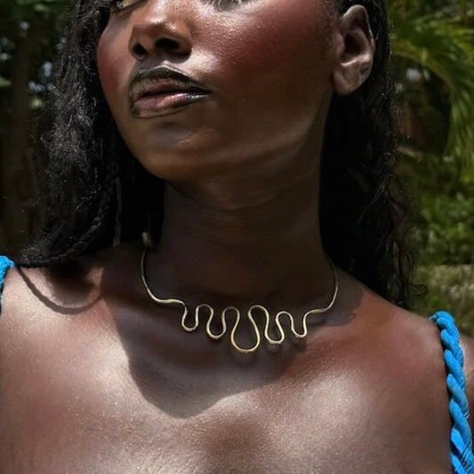 Loma - Håndlaget messinghalskjede med bølgedesign - Justerbar - Laget i Senegal