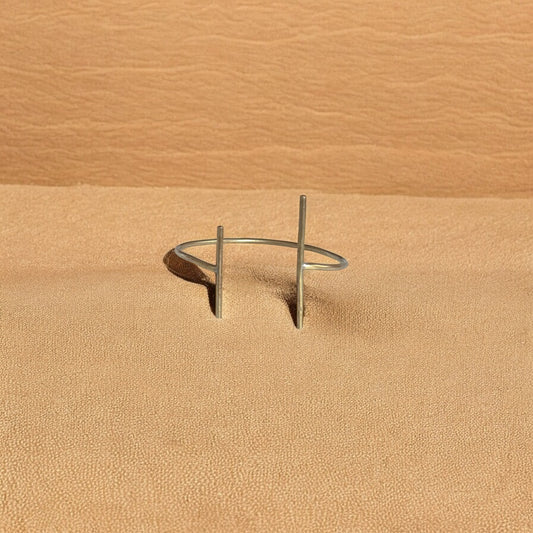 Tìli - Håndlaget minimalistisk afrikansk armbånd - Laget av messing