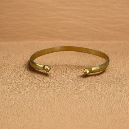 Dita - Håndlaget messingarmbånd - Justerbar - Hamret design - Laget i Senegal