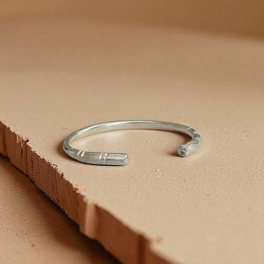 Tenga - Minimalistisk gravert messingarmbånd - Håndlaget i Afrika - Justerbar