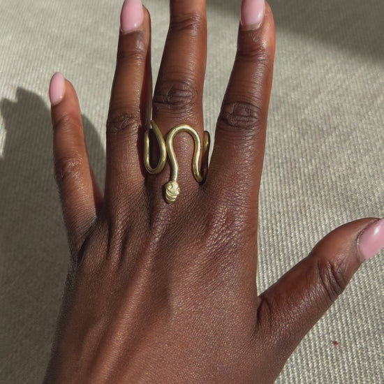 Video of the Gbeto ring being worn on a finger. 