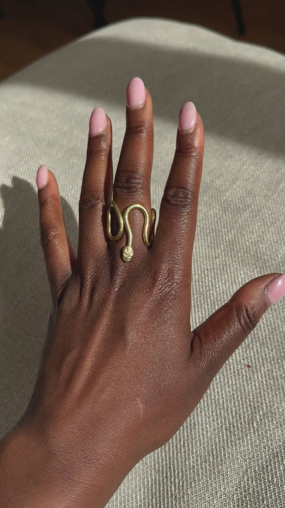 Video of the Gbeto ring being worn on a finger. 
